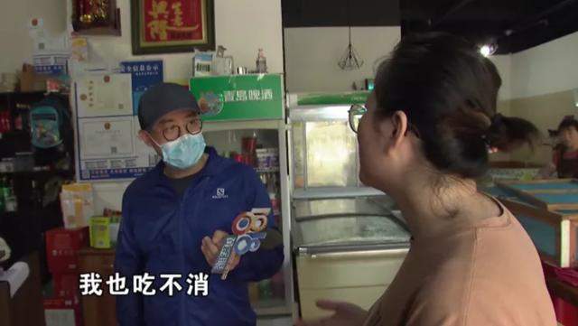 开啤酒划伤手指，男子怒要求“3倍赔偿”，厂家：给你两箱啤酒