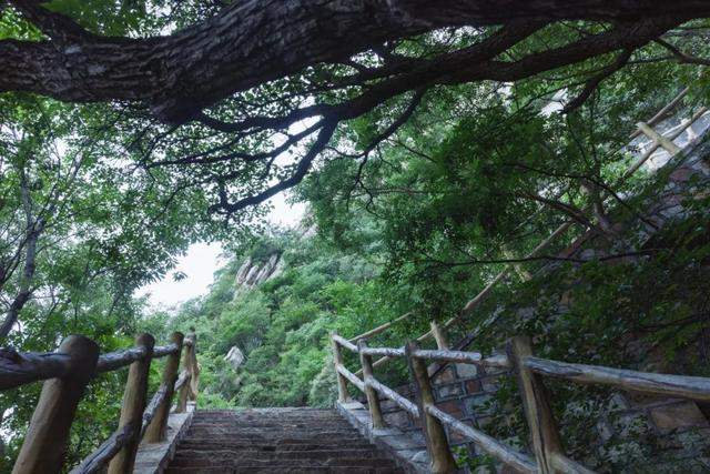 河南嵩山的景色在五岳中能排第几？让我们徒步去看一看