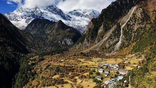 “上有天堂，下有雨崩”，以雪山湖泊相邀，共赴一场心灵远足