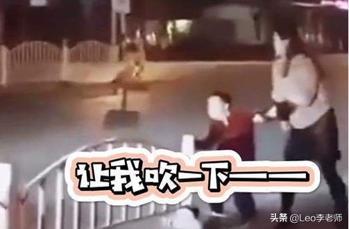 孩子冲着交警喊：我喝酒了，让我吹一下，妈妈表示很无奈