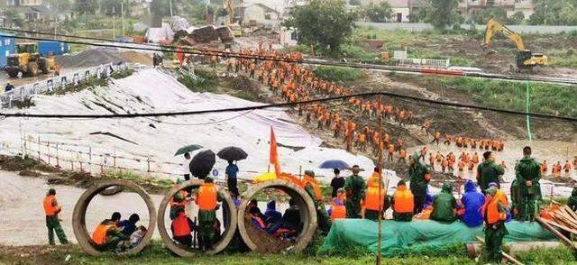 今年的长江洪水，解放军士兵为什么还要用手堆沙包，机械不行吗？