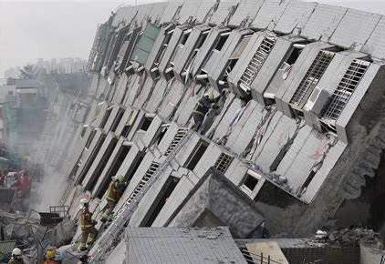 26层的高层住宅在地震中倒塌，顶楼和底楼哪个安全？