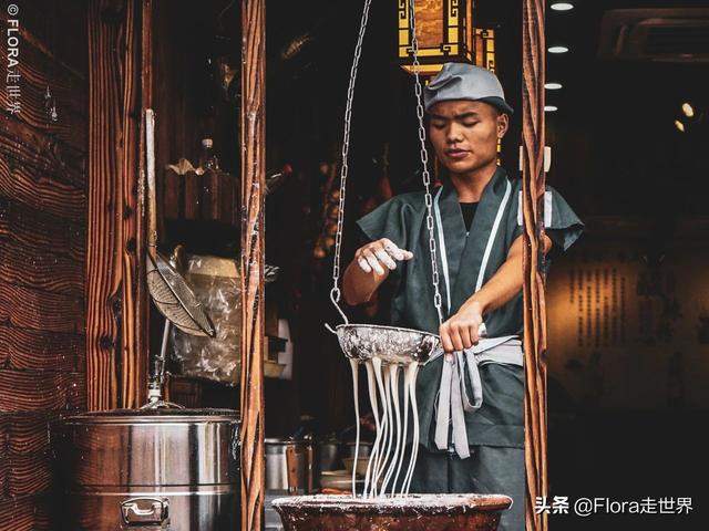 凤凰古城的日与夜 | 避开人潮，领略黄永玉笔下的中国最美小城