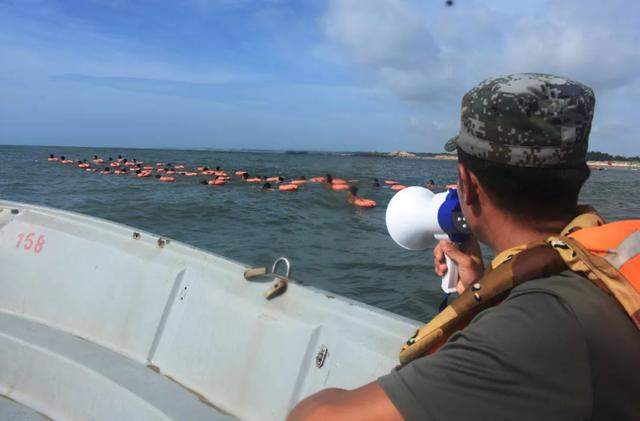 兵哥哥10000米游泳考核，为啥只能用蛙泳？