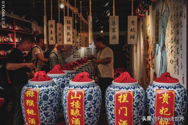 凤凰古城的日与夜 | 避开人潮，领略黄永玉笔下的中国最美小城