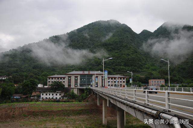 坐着火车逛秦岭，被大山深处一个小火车站惊艳！陕南人民太走心了