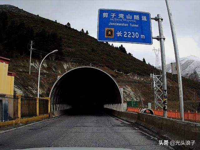 自驾川藏318线泸定至巴塘，路上不要吃饱，隧道取代了垭口