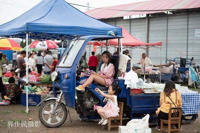 灵宝：涧口集市上的地摊儿