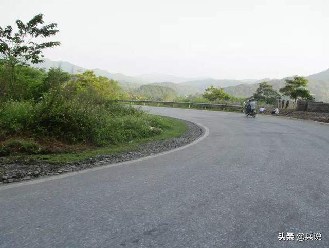 老兵重返越南，寻访昔日战场：泥巴房没变，村寨多陵墓