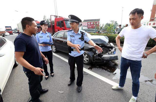 后车开远光影响前车行驶，前车怒踩刹车后车追尾，究竟谁全责？