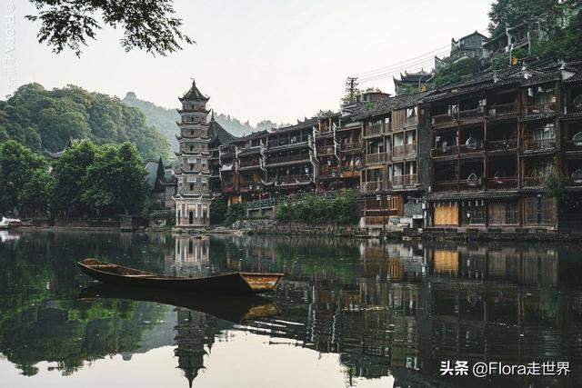 凤凰古城的日与夜 | 避开人潮，领略黄永玉笔下的中国最美小城