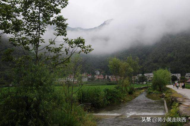 闯入秦岭云朵上的村落！地图上没有公路，抵达先要经过神秘大峡谷