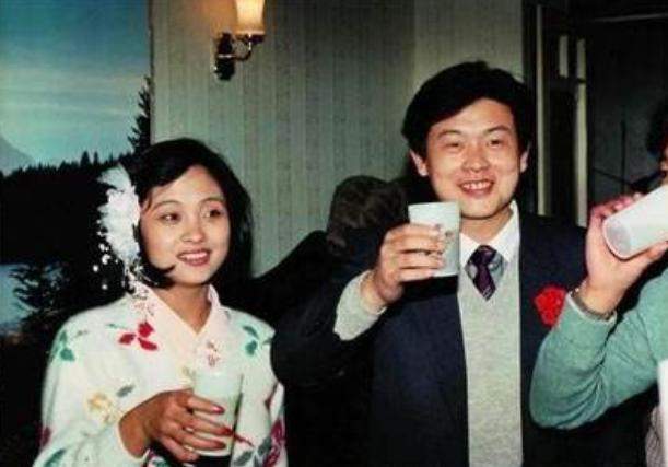 傅彪去世15年，那个冯小刚帮还债，葛优抚养大的儿子，现状如何？