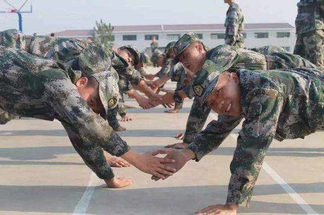 老兵退伍前，在部队吃的最后一顿饭是什么？每个人都是含泪吃完的