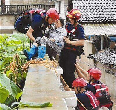 记者探访长江防汛重点区域 众志成城 抗击1号洪水