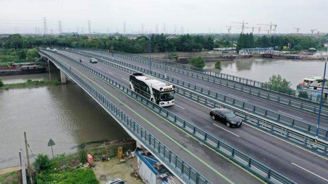 上海首辆无人驾驶公交车进行开放道路测试