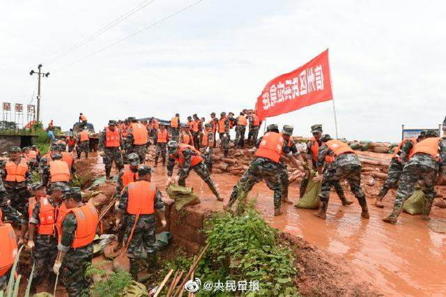 鄱阳湖沿线数千官兵抗洪抢险