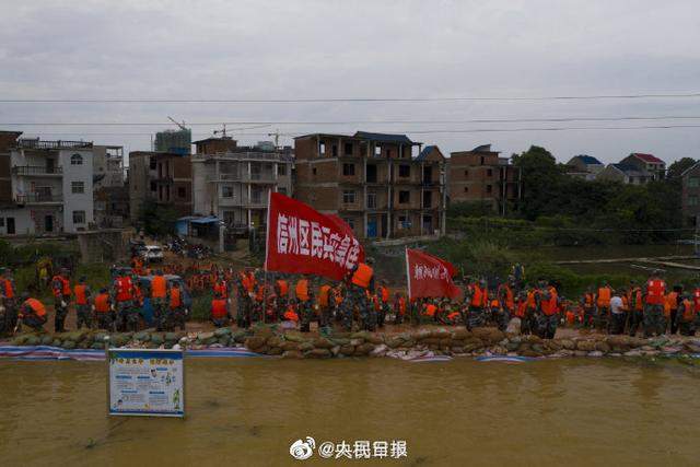 鄱阳湖沿线数千官兵抗洪抢险