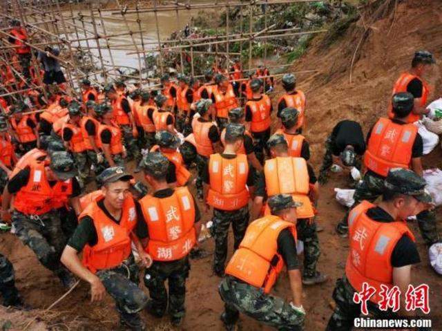 湖北黄梅一河段出现决口 武警官兵重建河堤