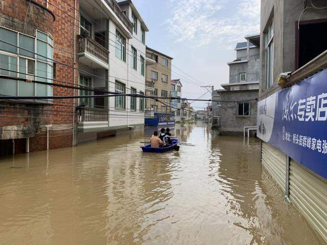 直击江西洪水：留守村民楼房成孤岛，每天划船运回必需品