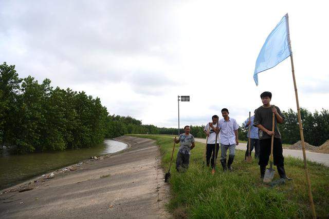 “两份考卷，都想拿高分”——记才下考场又上防汛“战场”的他们