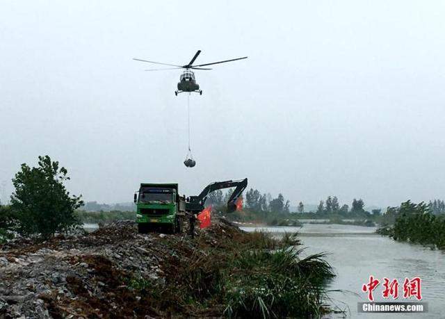 直击湖北阳新抢险：大型直升机空投封堵溃口