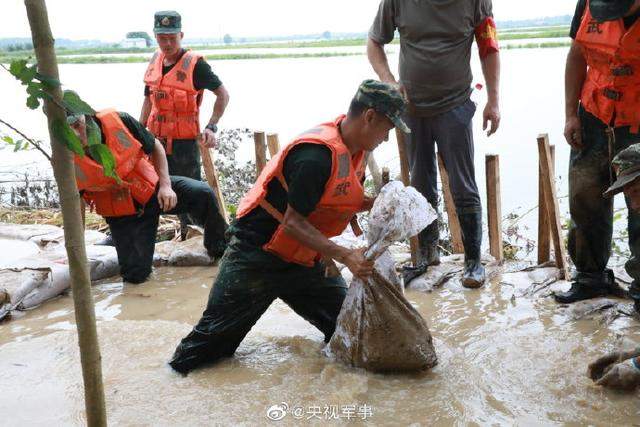 武警紧急封堵安徽桐城管涌