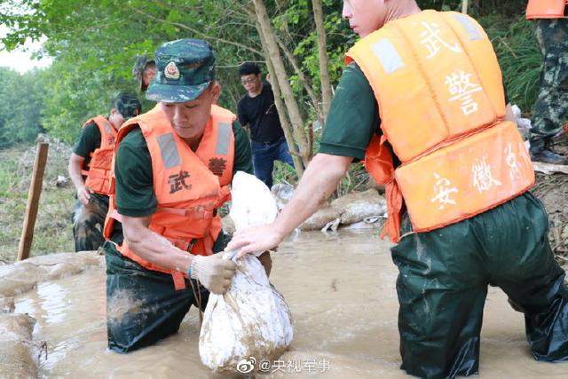 武警紧急封堵安徽桐城管涌