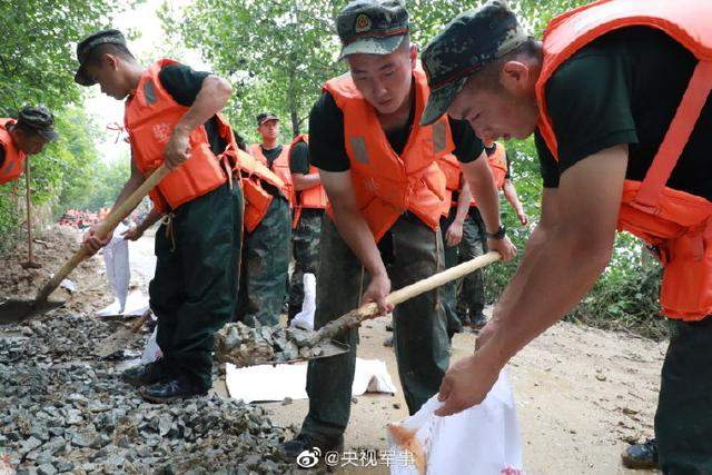 武警紧急封堵安徽桐城管涌