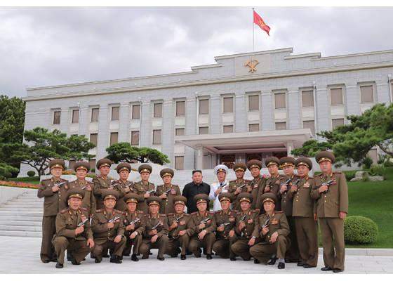 金正恩授予朝鲜人民军高级指挥人员"白头山"纪念手枪