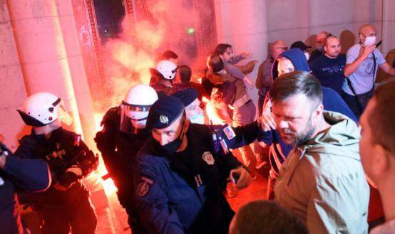 纵火袭警闯议会大楼！塞尔维亚爆发大规模抗议活动，要求总统武契奇下台