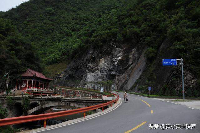 闯入秦岭云朵上的村落！地图上没有公路，抵达先要经过神秘大峡谷