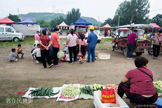 灵宝：涧口集市上的地摊儿