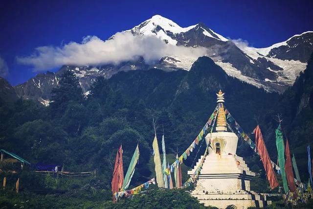 “上有天堂，下有雨崩”，以雪山湖泊相邀，共赴一场心灵远足