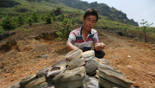 高手在民间！农民用一把镰刀排了一万多颗地雷，只为有田地可以种