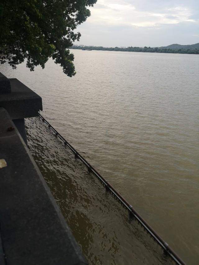 橘子洲头已被大水淹没了