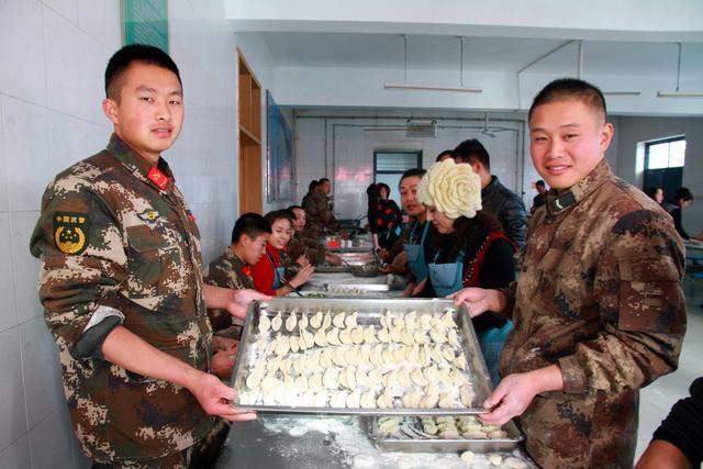 老兵退伍前，在部队吃的最后一顿饭是什么？每个人都是含泪吃完的