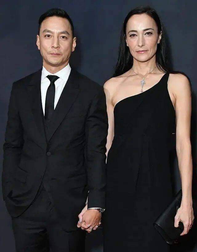 吴彦祖外籍老婆这么美，穿斜肩小黑裙比老公还高，夫妻相惹眼