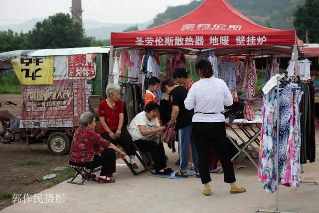 灵宝：涧口集市上的地摊儿