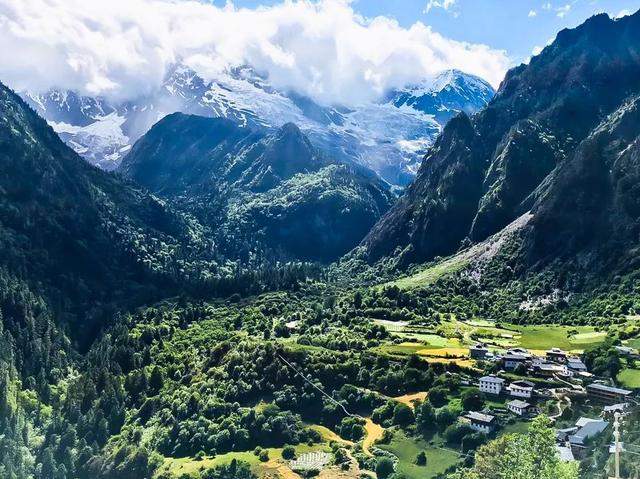 “上有天堂，下有雨崩”，以雪山湖泊相邀，共赴一场心灵远足