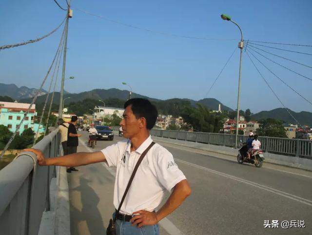 老兵重返越南，寻访昔日战场：泥巴房没变，村寨多陵墓