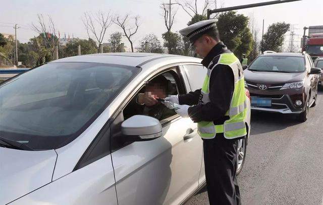 开车出门忘带驾驶证就是“无证驾驶”？交警：能拿这个，就没事！