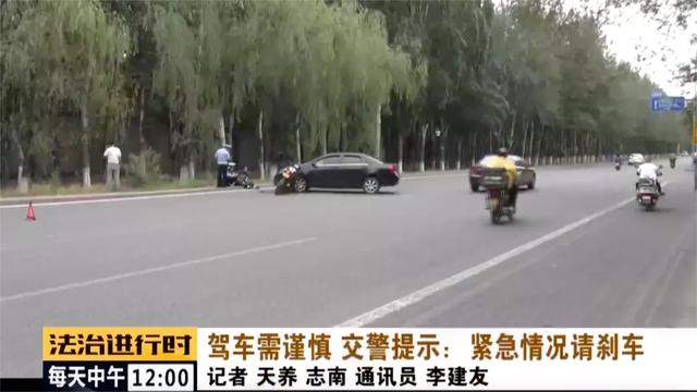 昌平：摩托车居然嵌入了轿车的车头，把交警都看楞了