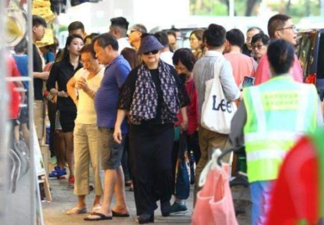 71岁徐小凤没把自己当老人，逛市场还穿的时髦，在人群里很显眼！