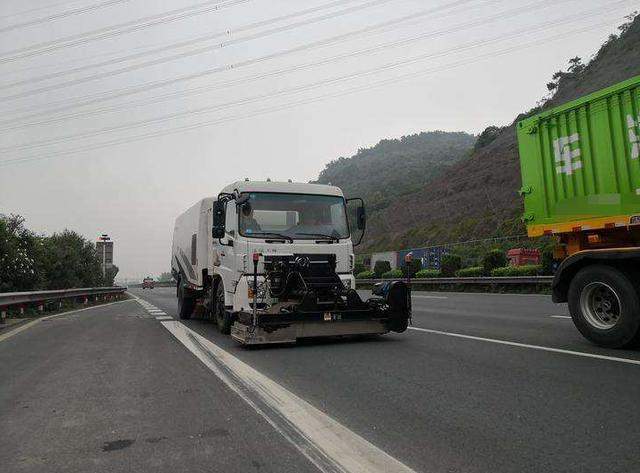 江苏高速一辆“吸铁神车”，跑一趟带回60斤铁钉，车主期待普及