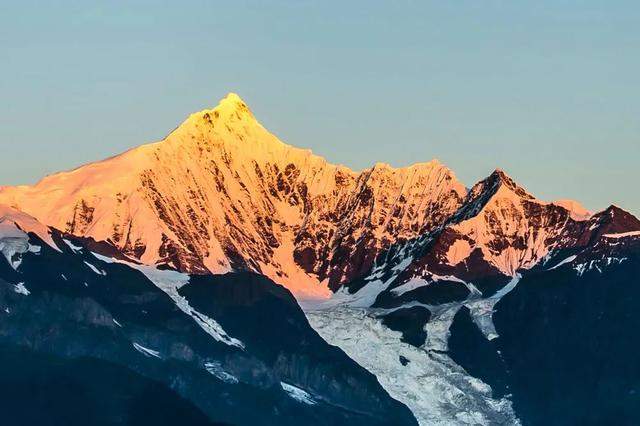 “上有天堂，下有雨崩”，以雪山湖泊相邀，共赴一场心灵远足