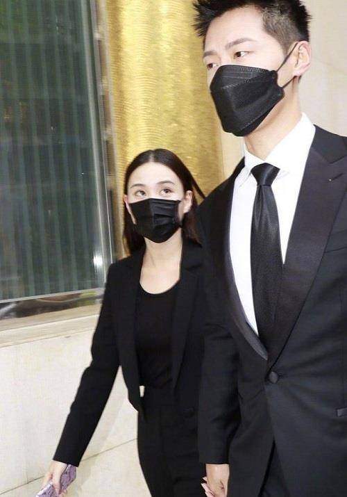 何超莲窦骁疑已同居连续三天以准女婿身份参加赌王葬礼疑似订婚