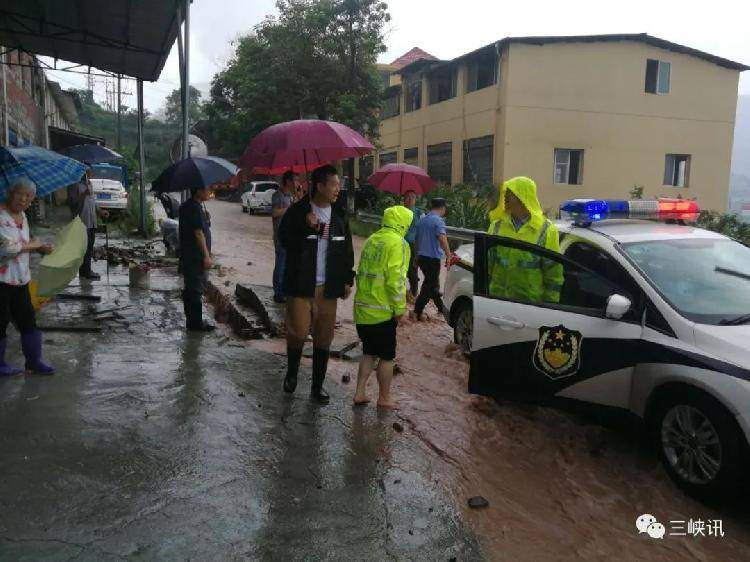 刚拍回来的！万州遭暴雨袭击！