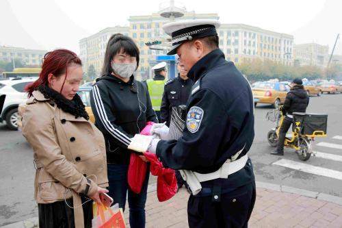 哈市交警开展行人、非机动车违法行为整治 骑电动车“夹”在车流中 司机60多岁乘客不到10岁