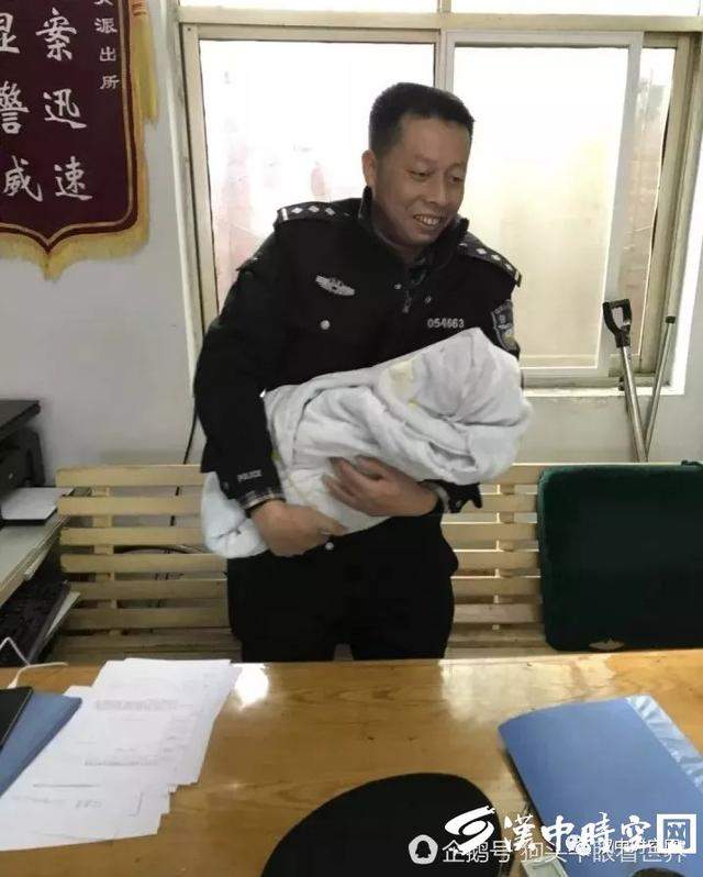 南郑一女婴被弃路边民警真情搭救 盼其父母现身！